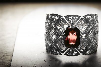 شانيل تحصل على جائزة أفضل ساعة مرصّعة لعام 2016
