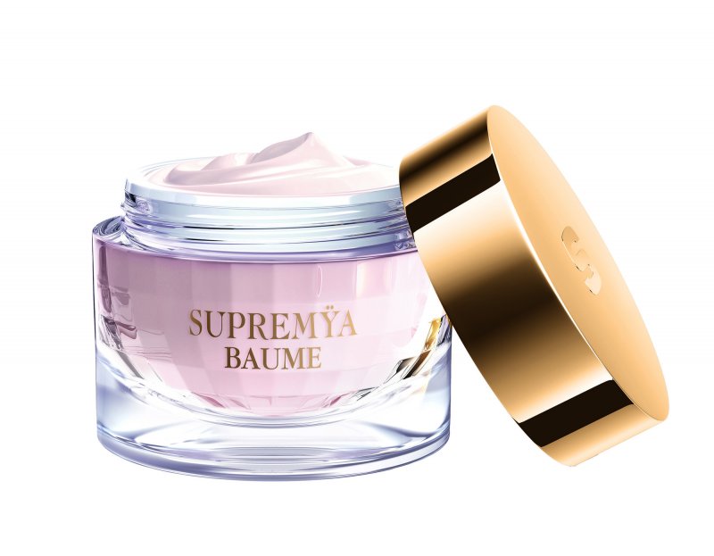 <strong>الإطلالة السّادسة </strong><br />
توبّ من دريز فان نوتن<br />
<span style=color:#808080><em>متوفّرة في متجر بلومينغديلز </em></span><br />
سروال كونتوار 102<br />
ساعة La D De Dior Satine<br />
أحذية عالية المستوى من ديور<br />
حقيبة من كلوي<br />
<span style=color:#808080><em>من موقع</em> <em>Net-A-Porter</em></span>