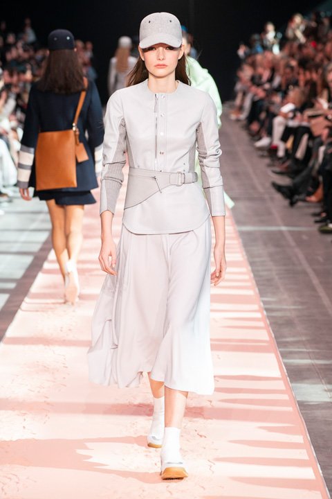 <strong>الإطلالة السابعة</strong><br />
فستان طويل من علامة&nbsp;<span dir=LTR>Toteme</span><br />
<em>متوفّر على مودا أوبيراندي</em><br />
حذاء عالي الكعب من جيانفيتو روسي<br />
<em>متوفّر على موقع&nbsp;</em><em><span dir=LTR>Ounass.com</span></em><br />
حقيبة يد من عليّة<br />
<em>متوفّرة على موقع&nbsp;</em><em><span dir=LTR>Net-a-Porter</span></em><br />
تيفاني أند كو.، أقراط&nbsp;<span dir=LTR>Victoria</span><br />
تيفاني أند كو.، خاتم&nbsp;<span dir=LTR>Victoria</span>