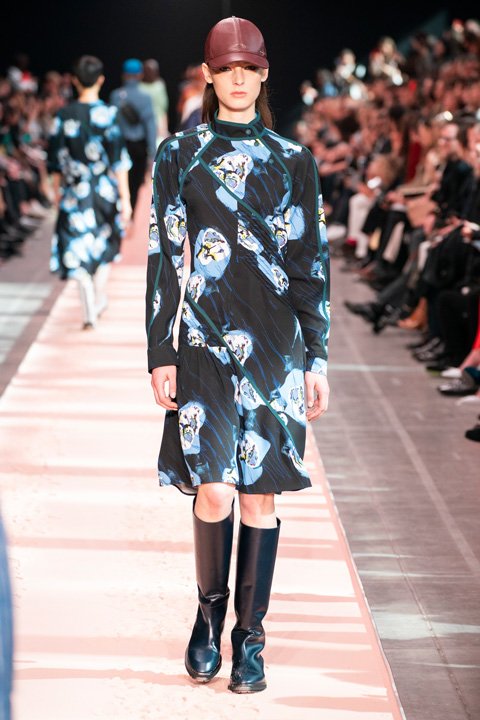 يتطلّب تحديد الحاجبين مستحضر&nbsp;<strong><span dir=LTR>Precisely, My Brow Pencil</span></strong>. فبعد قياس حاجبيك من خلال وضع القلم من زاوية أنفك حتّى زاوية عينك، ضعي شارات وحدّدي شكلهما على هذا الأساس. واملئي الفراغات بخطوط شبيهة بالشعر للحصول على إطلالة ناعمة.