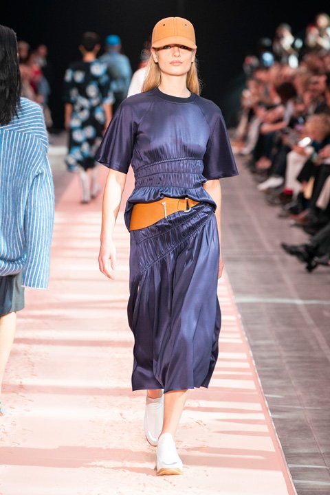 أنهي الإطلالة بتحديد عظمة الحاجب مع مستحضر&nbsp;<strong><span dir=LTR>High Brow Glow Brow Pencil</span></strong>&nbsp;الذي تمزجينه بإصبعك لإضافة لمسة من الضوء إلى هذه الإطلالة السريعة والسهلة!