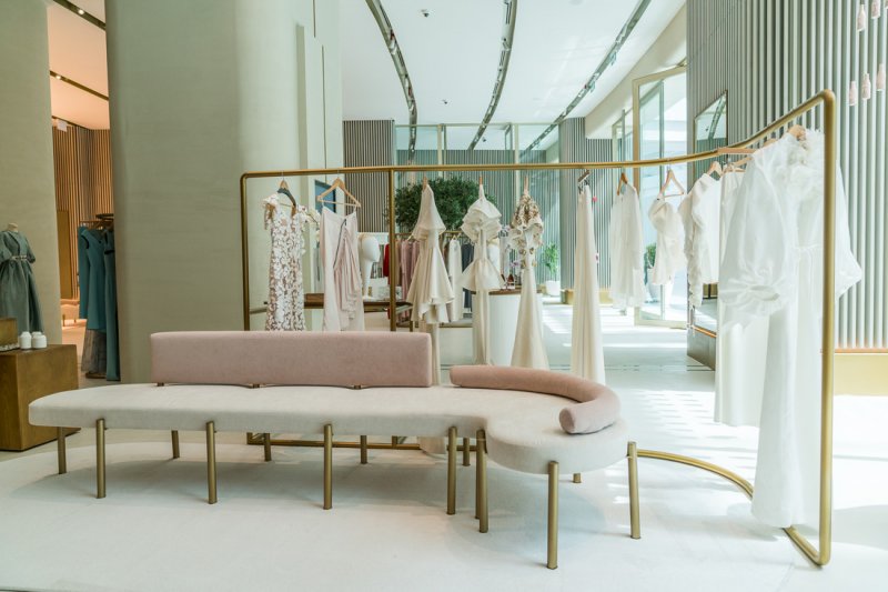 <strong>الإطلالة الخامسة </strong><br />
فستان من أوسكار دي لا رينتا<br />
<em>من موقع مودا أوبيراندي </em><br />
سوار <span dir=LTR>Perl&eacute;e</span> من فان كليف اند آربلز<br />
خاتم من تيفاني أند كو<br />
حقيبة من ديور<br />
صندل من أكوازورا<br />
<em>من موقع</em> <em><span dir=LTR>Matches Fashion</span></em>