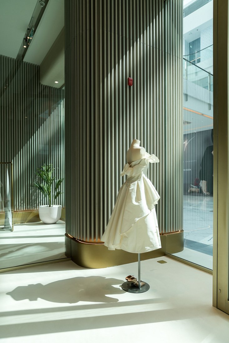 <strong>الإطلالة الأولى </strong><br />
عباية من كارولينا هيريرا<br />
<em>من موقع</em> <em><span dir=LTR>Matches Fashion</span></em><br />
دبّوس شعر من روزانتيكا<br />
<em>من موقع </em><em><span dir=LTR>Shopbop.com</span></em><br />
أقراط من مرسيدس سالازار<br />
<em>من موقع</em> <em><span dir=LTR>Shopbop.com</span></em><br />
حقيبة من كلوي<br />
صندل من كلوي<br />
<em>من موقع </em><em><span dir=LTR>Net-A-Porter</span></em>