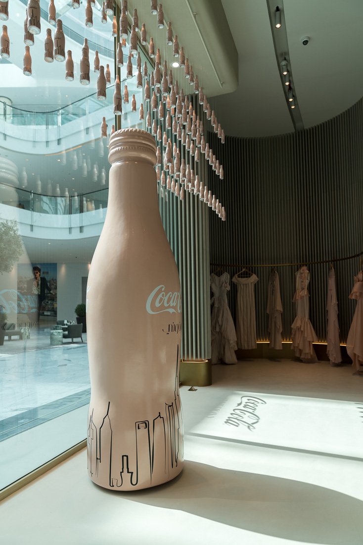 <strong>الإطلالة الثّانية </strong><br />
عباية من علامة <span dir=LTR>Weekend Max Mara</span><br />
أقراط <span dir=LTR>B Blossom</span> من لويس فويتون<br />
خاتم <span dir=LTR>Chevali&egrave;re B Blossom</span> من لويس فويتون<br />
حقيبة من علامة <span dir=LTR>Cult Gaia</span><br />
<em>من موقع</em> <em><span dir=LTR>Matches Fashion</span></em><br />
شباشب من ميو ميو<br />
<em>من موقع </em><em><span dir=LTR>Matches Fashion</span></em>