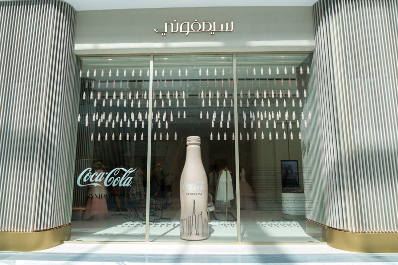 <strong>الإطلالة الثّالثة </strong><br />
توب من جوهانا أورتيز<br />
<em>من موقع </em><em><span dir=LTR>Matches Fashion</span></em><br />
سروال من علامة <span dir=LTR>Vince</span><br />
<em>من موقع</em> <em><span dir=LTR>Net-A-Porter</span></em><br />
أقراط من علامة <span dir=LTR>Theia Jewelry</span><br />
<em>من موقع</em> <em><span dir=LTR>Shopbop.com</span></em><br />
حقيبة من فندي<br />
حذاء عالٍ من جيمي تشو<br />
<em>من موقع </em><em><span dir=LTR>Matches Fashion</span></em>