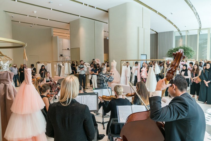 <strong>الإطلالة الرّابعة </strong><br />
بلوزة من كلوي<br />
<em>من موقع</em> <em><span dir=LTR>Mytheresa.com</span></em><br />
سروال جينز من علامة <span dir=LTR>Citizens of Humanity</span><br />
<em>من موقع</em> <em><span dir=LTR>Mytheresa.com</span></em><br />
نظّارة شمسيّة من كلوي<br />
أقراط من تيفاني أند كو<br />
حقيبة من ديور<br />
حذاء عالٍ مزوّد بشريط على مستوى الكاحل من ميو ميو<br />
<em>من موقع</em> <em><span dir=LTR>Net-A-Porter</span></em>