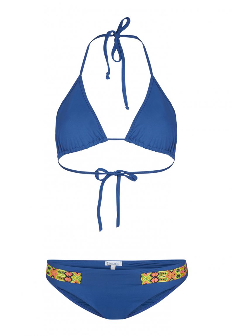 لطالما إعتُبر<strong> الياقوت الأزرق </strong>ومنذ أقدم الأزمنة رمز الوعد بالصّدق والوفاء والنّقاء والثّقة.<br />
<em>كارتييه &ndash; مجموعة </em><em>Cartier Magicien للمجوهرات الرّاقية &ndash; أقراط </em><em>Incantation</em>