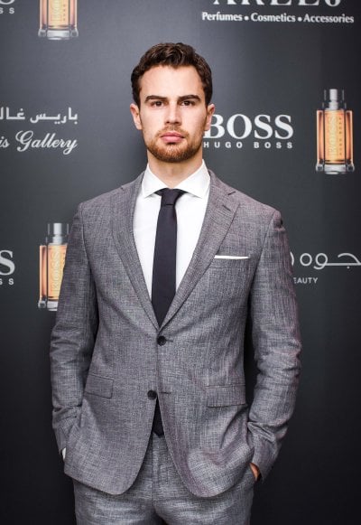 ثيو جيمس يُسافر إلى دبي للإحتفال بعطر “Boss The Scent” الجديد