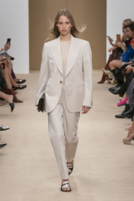 علبة ظلال العيون&nbsp;<span dir=LTR>Backstage</span>&nbsp;المحدودة الإصدار بلون&nbsp;<span dir=LTR>003 Amber Neutrals</span>&nbsp;من&nbsp;<strong>ديور</strong>&nbsp;<br />
&nbsp;