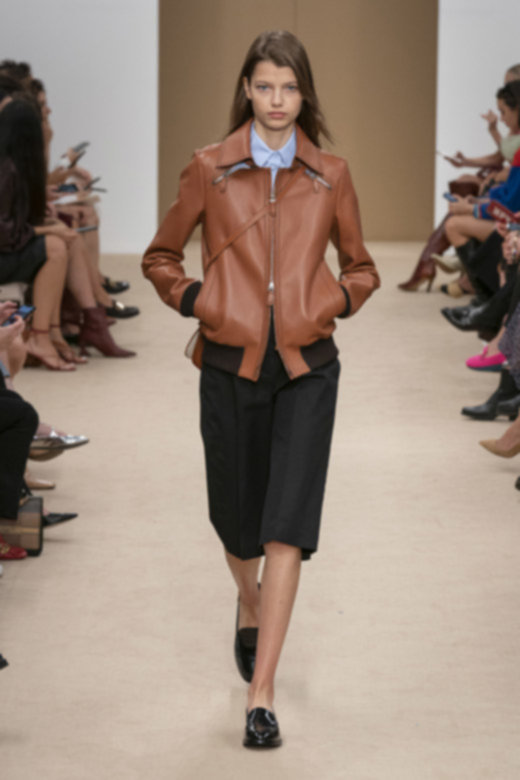 ثانيًا، عليك معرفة أنّ اختيار شكل الحواجب المناسب عنصرًا أساسيًّا لتحقيق إطلالة الحواجب المثاليّة. غير أنّ الخطوة هذه تصبح سهلة جدًّا عند اللجوء إلى عمليّة تحديد الحاجبين الشهيرة الخاصّة ببنفت. أنهيها برسم خطوط قصيرة شبيهة بالشعيرات باستخدام قلم&nbsp;<strong>كقلم الحواجب&nbsp;</strong><strong><span dir=LTR>Goof Proof</span></strong>&nbsp;من بنفت، لإضفاء كثافة على الحاجب وتحديد الشكل الذي ترغبين في الحصول عليه. والآن، بعد أن ملأت شكل الحاجب المثاليّ، أصبح بإمكانك رؤية بوضوح الشعيرات الواقعة فوقه أو تحته التي عليك إزالتها.