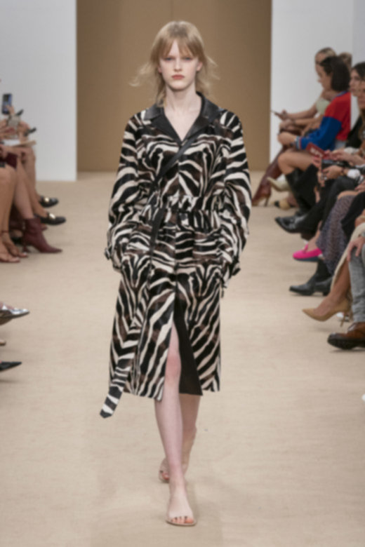 تدور الخطوة الثالثة حول التوثيق. فقد حان وقت إبراز شكل الحواجب. ارسمي خطوطًا شبيهة بالشعيرات باستخدام قلم مثل&nbsp;<strong>قلم الحواجب&nbsp;</strong><strong><span dir=LTR>Precisely, My Brow</span></strong>، انطلاقًا من بداية حاجبك بحركات خفيفة صعودًا من قاعدة الحاجب باتّجاه خطّ شعرك. ثمّ أعيدي توجيه تلك الخطوط نحو صدغك بينما تقتربين من قوسك ومن نهاية الحاجب.&nbsp;