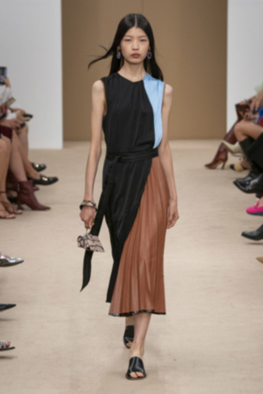 سوار&nbsp;<span dir=LTR>Serpenti Seduttori</span>&nbsp;المصنوع من الذهب الزهريّ والتورمالين الأحمر والمرصّع بالألماس&nbsp;&nbsp;&nbsp;<br />
&nbsp;