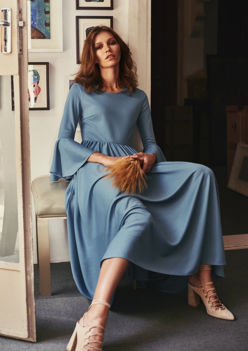 -<strong>ناتاشا بولي</strong> ترتدي فستاناً من<strong> برادا</strong><br />
&nbsp;