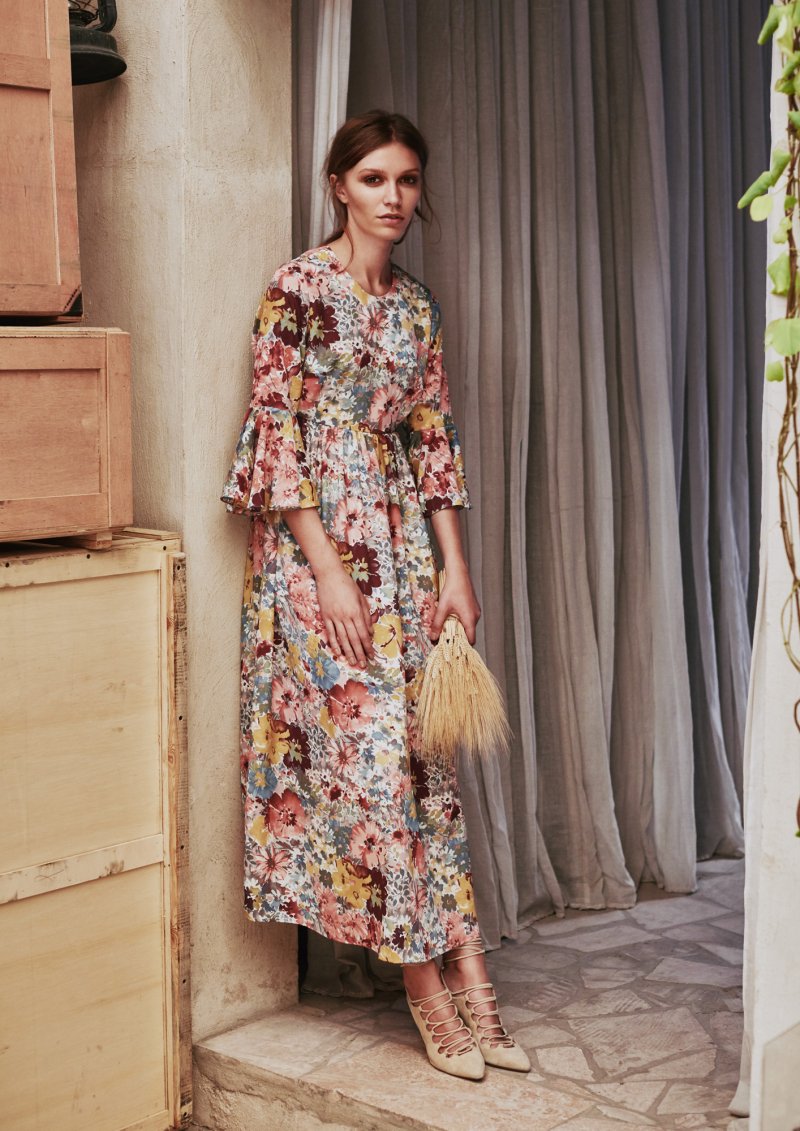 <strong>-لوتي موس</strong> ترتدي فستاناً أحمراً من <strong>ديور</strong><br />
&nbsp;