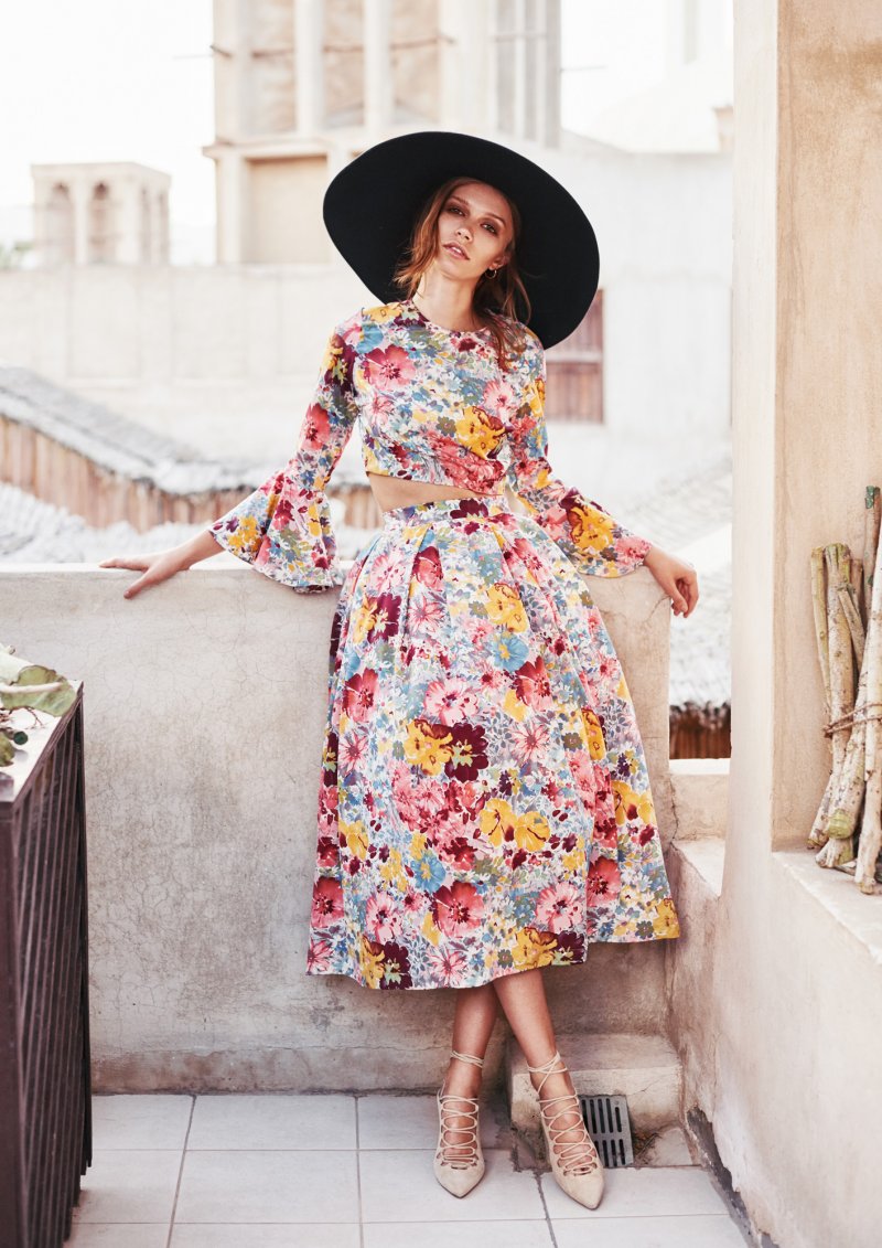 <strong>-إيرينا شايك</strong> ترتدي فستاناً من <strong>ميو ميو</strong><br />
&nbsp;