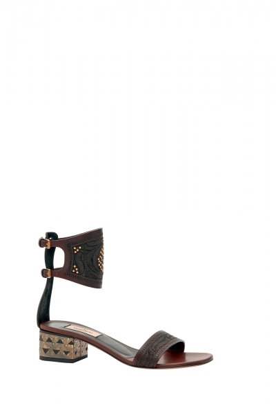 علامة فالنتينو غارافاني تأخذ منحًى قبائليًّا في مجموعة أكسسوارات ربيع وصيف 2016