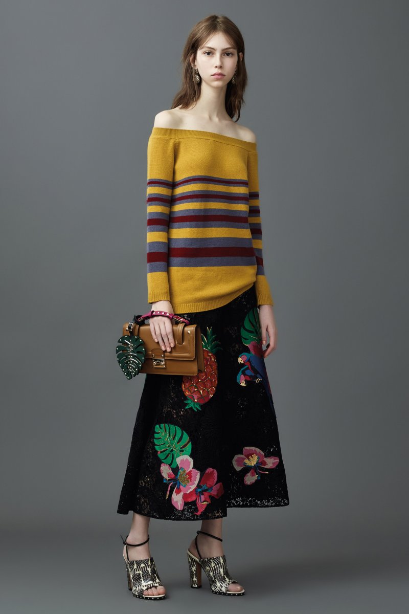 إذا كنتِ من محبّات تمضية أوقات بعض الظّهر في أجواء راقية، توجّهي إلى فندق ريتز كارلتون في منطقة السيف وتحديداً إلى موقع <strong>Tea Lounge </strong>في الفندق لتُشبعي رغبتكِ في إرتشاف الشّاي الرّاقي والإستمتاع بتجربة لا تُنسى.<br />
<em>صورة من</em> <em>ritzcarlton.com</em><br />
&nbsp;<br />
&nbsp;