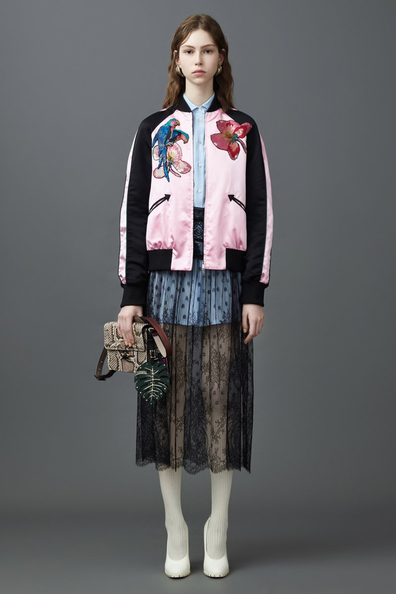 قلادة Opera<br />
<em>متوفّرة لدى متجر هارفي نيكلز-دبي وبلومينغديلز دبي</em><br />
&nbsp;