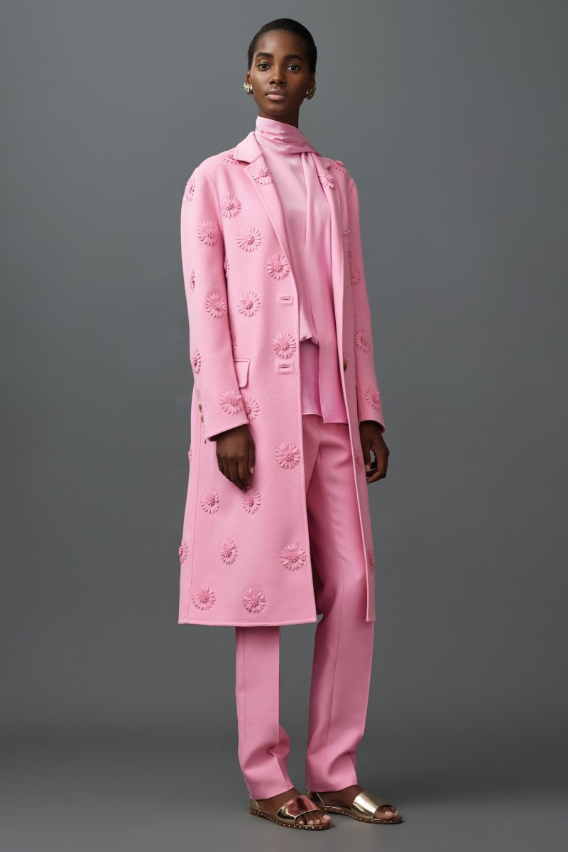 أقراط Opera<br />
<em>متوفّرة لدى متجر هارفي نيكلز-دبي وبلومينغديلز دبي</em><br />
&nbsp;