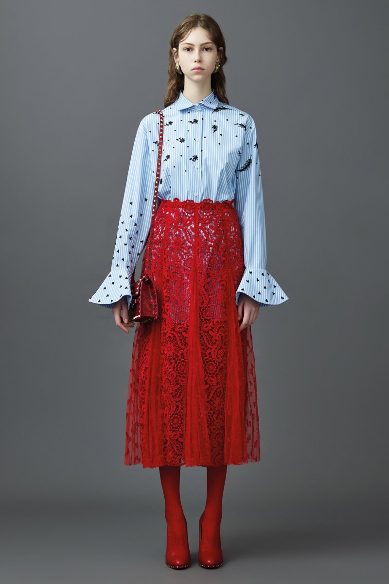 -<strong>ناتاشا بولي</strong> تبدو مذهلة في فستان أحمر من <strong>مايكل كورس</strong><br />
&nbsp;