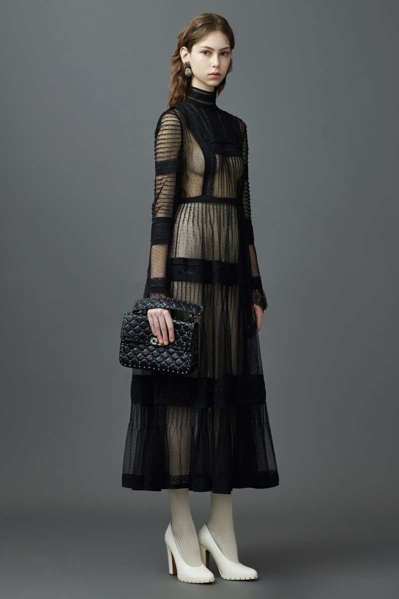 -<strong>ماندي مور</strong> تتألق في فستان أسود من <strong>مايكل كورس</strong>