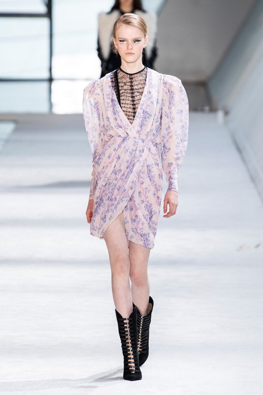 أقراط من الذهب الأصفر مرصّعة بالألماس