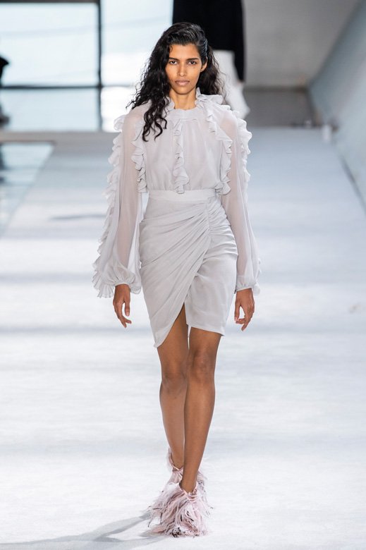 <strong>السّلّة الرّابعة</strong><br />
قلم&nbsp;<span dir=LTR>Brow Microfilling Pen</span>&nbsp;من&nbsp;<strong>بنفت كوسمتكس</strong><br />
جيل حواجب&nbsp;<span dir=LTR>24-Hour Brow Setter Clear Brow Gel</span>&nbsp;من&nbsp;<strong>بنفت كوسمتكس</strong><br />
مستحضر&nbsp;<span dir=LTR>Dior Addict Lip Maximizer</span>&nbsp;من&nbsp;<strong>ديور</strong><br />
أحمر شفاه&nbsp;<span dir=LTR>Rouge Herm&egrave;s</span>&nbsp;بلون&nbsp;<em><span dir=LTR>Rose Velours</span></em>&nbsp;من&nbsp;<strong><span dir=LTR>Herm&egrave;s Beaut&eacute;</span></strong><br />
طلاء أظافر&nbsp;<span dir=LTR>Diorific Vernis</span>&nbsp;بلون&nbsp;<em><span dir=LTR>997 Dark Nights</span></em>&nbsp;من&nbsp;<strong>ديور</strong>