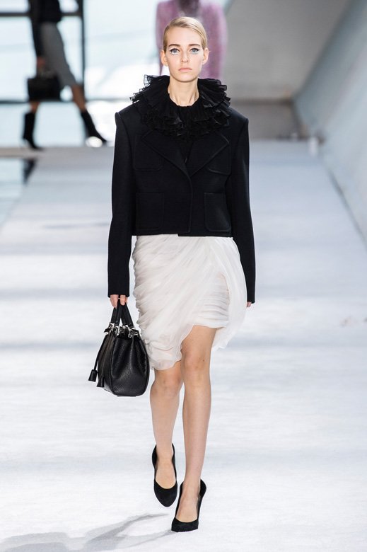 <strong>السّلّة الثّالثة</strong><br />
خافي عيوب&nbsp;<span dir=LTR>Diorskin Forever Skin Correct</span>&nbsp;من&nbsp;<strong>ديور</strong><br />
لوحة&nbsp;<span dir=LTR>Golden Bee</span>&nbsp;من&nbsp;<strong>غيرلان</strong><br />
ماسكارا&nbsp;<span dir=LTR>Full Frontal</span>&nbsp;من&nbsp;<strong>فنتي بيوتي</strong><br />
بودرة خدود&nbsp;<span dir=LTR>Rouge Blush</span>&nbsp;بلون&nbsp;<em><span dir=LTR>353 Rose Frisson</span></em>&nbsp;من&nbsp;<strong>ديور</strong><br />
أحمر شفاه&nbsp;<span dir=LTR>Le Rouge</span>&nbsp;بلون&nbsp;<em><span dir=LTR>Deep Velvet</span></em><span dir=LTR>&nbsp;<em>N38</em></span>&nbsp;من&nbsp;<strong>جيفانشي</strong>