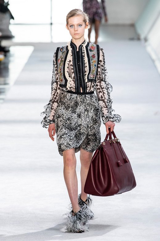 دبّوس شعر من&nbsp;<strong>برادا</strong><br />
&nbsp;