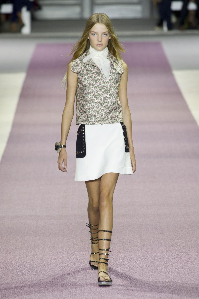 <strong>عيون مدخّنة مفعمة بالسّحر </strong><br />
عرض كوتور جورج حبيقة لخريف وشتاء 2016-2017<br />
&nbsp;