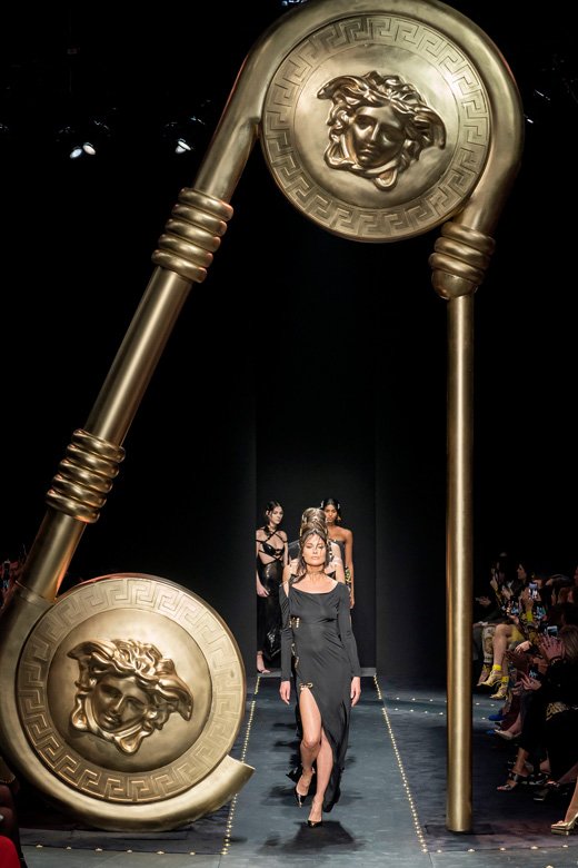 <strong>إطلالة العمل العاديّة</strong><br />
<strong>فان كليف أند آربلز</strong> ساعة <span dir=LTR>Sweet Alhambra</span><br />
<strong>فان كليف أند آربلز </strong>سوار <span dir=LTR>Perl&eacute;e</span> الصلب<br />
<strong>فان كليف أند آربلز </strong>خاتم <span dir=LTR>Perl&eacute;e</span><br />
<strong>فان كليف أند آربلز </strong>خاتم <span dir=LTR>Perl&eacute;e Couleur</span>