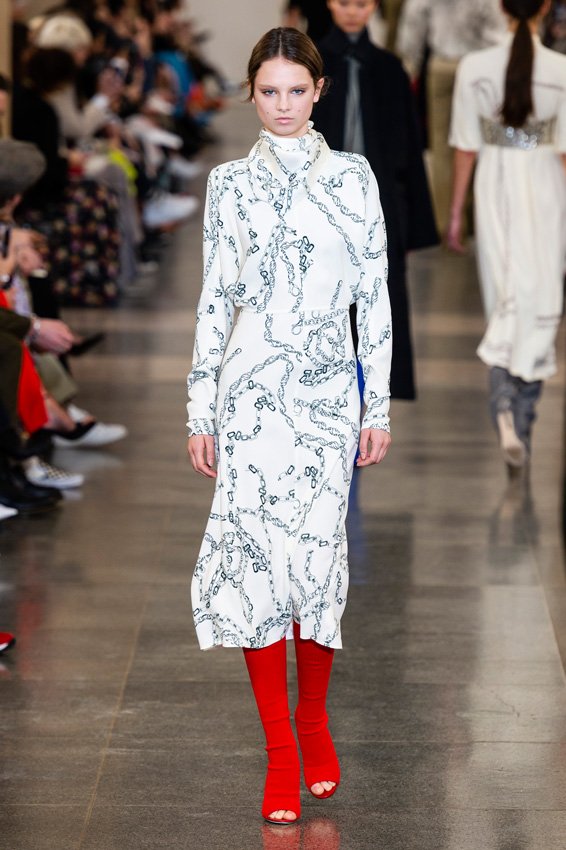 <p>الآن، وبعد أن أصبح الطقس جميلًا بعد طول انتظار، استفيدي من الشمس حتى لو من خلال نافذتك، واحصلي على جرعتك اليوميّة من الفيتامين&nbsp;<span dir=LTR>D</span>. لا يرفع هذا الأخير من معنويّاتك فحسب، بل يفيد بشرتك أيضًا. لا تنسي&nbsp;<a href=https://www.azyaamode.com/ar/%D8%A3%D9%81%D8%B6%D9%84-5-%D9%83%D8%B1%D9%8A%D9%85%D8%A7%D8%AA-%D9%88%D8%A7%D9%82%D9%8A%D8%A9-%D9%85%D9%86-%D8%A7%D9%84%D8%B4%D9%91%D9%85%D8%B3-%D9%84%D8%AD%D9%85%D8%A7%D9%8A%D8%A9-%D9%88%D8%AC%D9%87%D9%83-%D9%87%D8%B0%D8%A7-%D8%A7%D9%84%D8%B5%D9%91%D9%8A%D9%81-><strong>الواقي من الشمس</strong></a>!</p>
