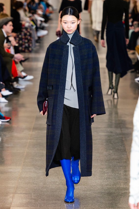 <p>لا تظنّي أنّ عدم قدرتك على الذهاب إلى النادي الرياضي ستمنعك من القيام بالتمارين. فيمكن لكرسيّ أو عصاة أو علب الطعام &ndash; التي ممكن أن تكون بمثابة الأثقال &ndash; أن تساعدك كثيرًا على الاستمرار بتمارينك الرياضيّة.<br />
&nbsp;</p>
