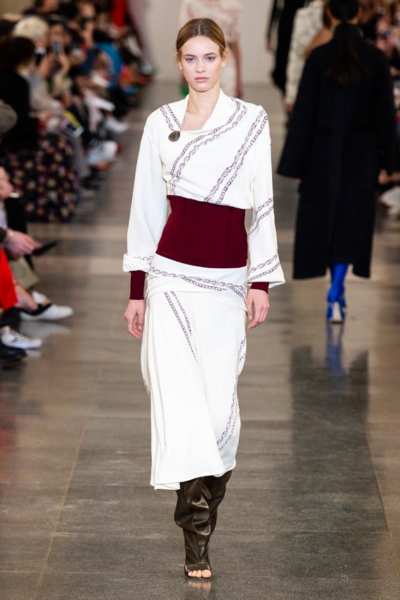 <p>لا شيء يضاهي المرح والحماس اللذان يشعرنا بهما الموعد الغراميّ. لذلك، تأنّقي واعدّي أجواءً مناسبة واستمتعي بعشاء على ضوء الشمعة برفقة شريكك. فالخروج من المنزل ليس أساسيًّا للحصول على موعد غراميّ!</p>
