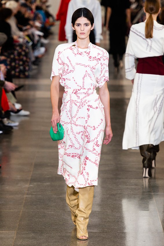 اختمي يومك بتأمّل السماء بهدوء واسترخاء بينما تتأمّلين الغروب أو النجوم وجهّزي أهدافك لليوم التالي