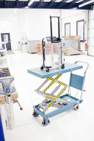 تعرّفي إلى حقيبة سفر Rimowa x Off-White الجديدة
