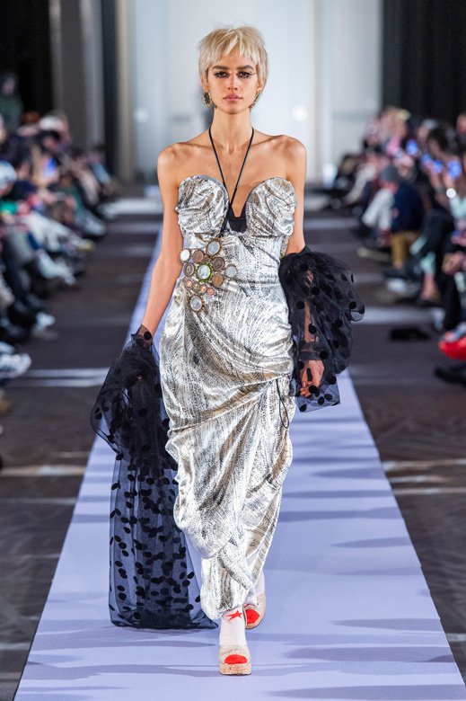 عطر&nbsp;<span dir=LTR>Iris Empire</span>&nbsp;من&nbsp;<strong>كارولينا</strong>&nbsp;<strong>هيريرا</strong><br />
<em>متوفّر لدى أناس</em><br />
&nbsp;