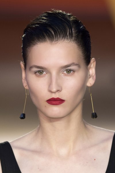 How to Achieve a Trendy Wet Hair Look
