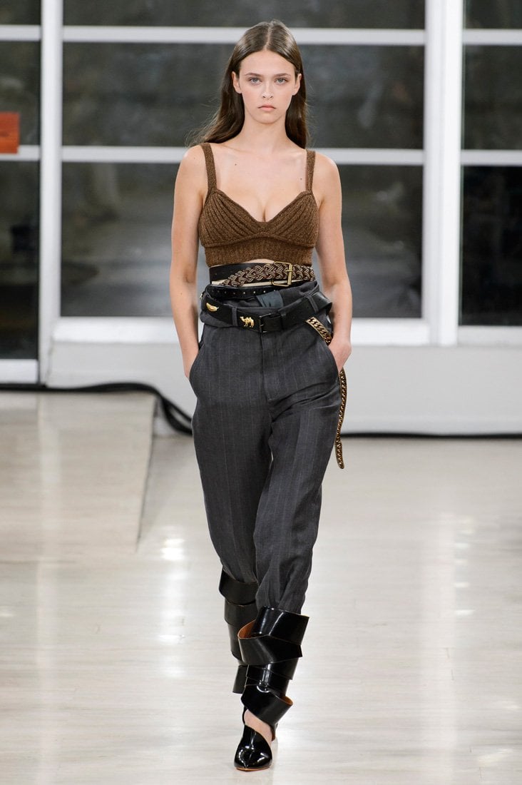 سراويل الألفيّة الجديدة &ndash; السّراويل الضّيقة على مستوى الكاحل
