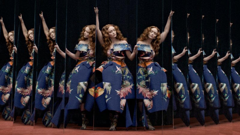 Alexander McQueen Unveils its Spring-Summer 2023 Women’s Campaign
