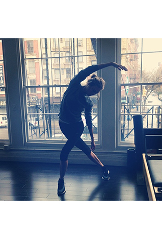 الممثّلة <strong>فريدا بينتو</strong> ترتدي زوج من أحذية "Varina" المسطّحة المصنوعة من جلد التّمساح الأسود من سلفاتوري فراغامو لترويج فيلمها الجديد &ldquo;Desert Dancer&rdquo; في برنامج "Today" على قناة NBC في نيويورك.