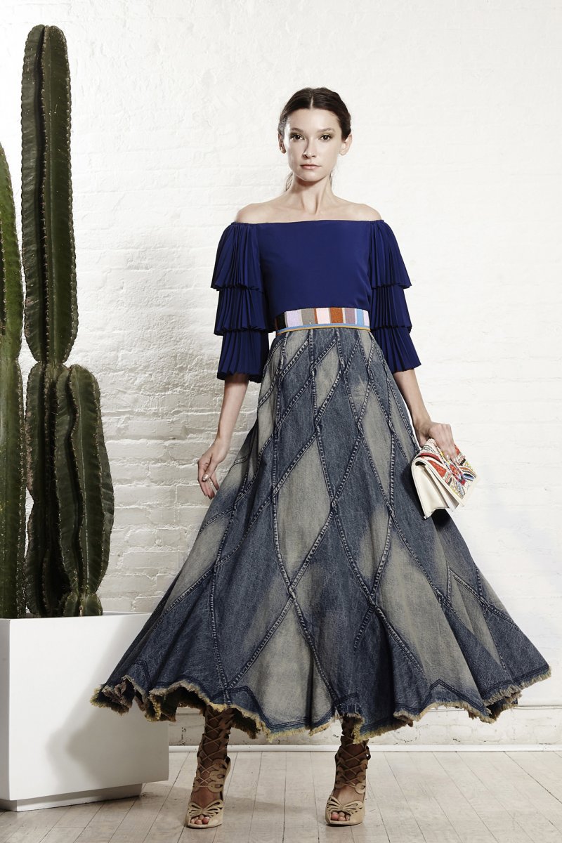 سوزان كالان، عقد ضيّق<br />
<em>متوفّر على موقع مودا أوبيراندي </em><br />
&nbsp;