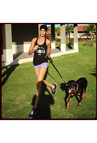 قدّمت علامة لويفي حقائب جديدة عدّة في موسم ربيع 2015 بفضل الرّؤية الاستثنائيّة التي يتمتّع بها المدير الإبداعي الجديد للعلامة جوناثان أندرسون. فإنّ شكل حقيبة <em>Wedge Knot</em> الثّلاثيّ الأبعاد هو حقًا فريد من نوعه. وبأسلوب أندرسون الحقيقي، تتمركز العقدة على حقيبة اليد النّاعمة هذه بشكلٍ غير متوقّع، لتشكّل عنصرًا مفاجئًا ولمسة من الفكاهة وتمنح حاملتها روحًا من التّميّز.<br />
&nbsp;<br />
<strong>حقيبة</strong> <strong>Wedge Knot</strong> <strong>باللّون الأبيض</strong>