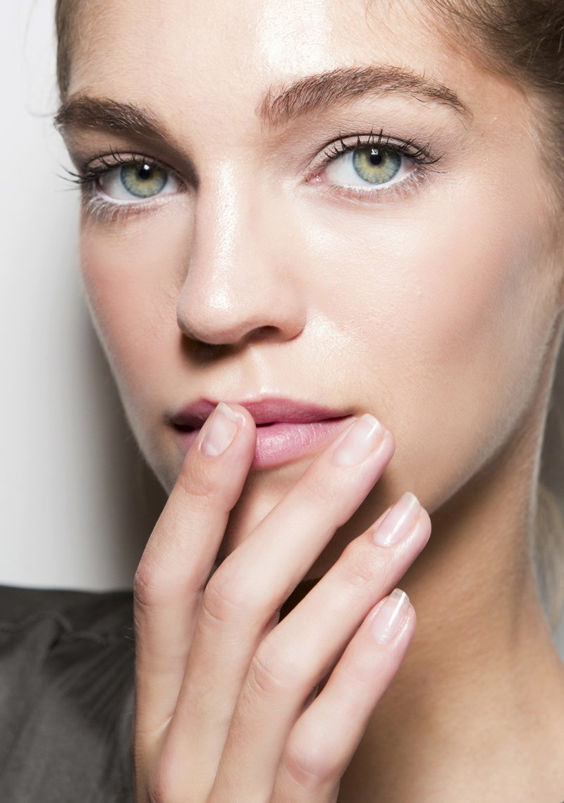 اختيار لون طلاء الأظافر المثالي لحفل خطوبتي