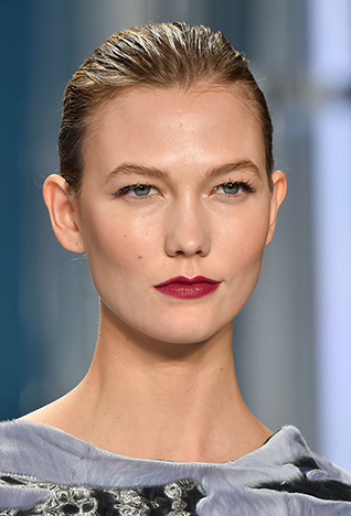 <strong>جينيفر لوبيز</strong> تذهل الضّيوف بتنّورة وسترة رسميّة من فرساتشي وأحذية عالية الكعب من جوسيبي زانوتي ديزاين في حفل جوائز MTV للأفلام