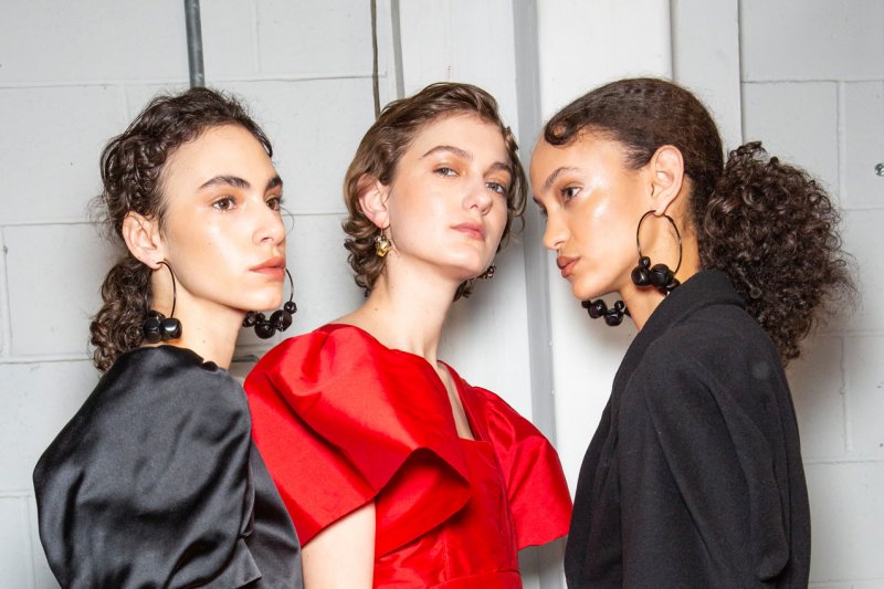 حركة ما وراء الكواليس في أسبوع الموضة في لندن
