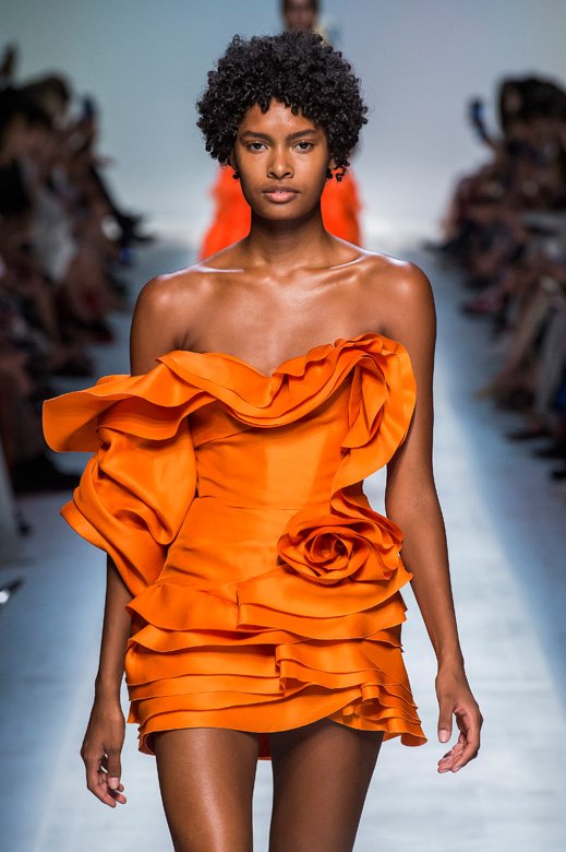 إحصلي على إطلالة الثّمانينيّات... على طريقة عروض الأزياء
