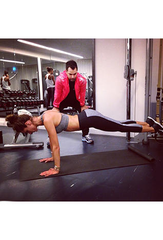 تتميّز مجموعة ماركيزا لفساتين زفاف ربيع 2016 بالزّهور والبراعم التي نمّقت الفساتين على شكل خيطان وبتلات قماشيّة ثلاثيّة الأبعاد وورود من الخرز أو الرّيش. وساعدت الكثير من أحذية لوبوتان العالية الكعب في إكمال هذه المظاهر الجميلة المفعمة بالأنوثة كأحذية So Kate و Pigalle Follies و D&eacute;collet&eacute; 312، بالإضافة إلى حذاء Dalida الجديد ذي الكعب المموّج.<br />
&nbsp;<br />
<strong>مجموعة ماركيزا لفساتين الأعراس </strong><br />
<strong>ربيع 2016</strong>