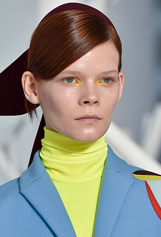 بصفتها إحدى أهمّ صيحات هذا الموسم، تأتي الشّراريب بكافّة الأشكال هذا الرّبيع. وللّواتي لا يتجرّأن على التّخلّي عن أسلوبهنّ المعتاد، حاولْن إضافة البعض من الشّراريب على مظهركنّ من خلال تفصيل تتزوّد به التّنّورة أو حقيبة مشرّبة. ولمن يتمتّعن بقدرٍ أكبر من الجرأة، ارتديْن صدار أو فستان برّاق يتلألأ مع كلّ حركة تقمْنَ بها.<br />
<br />
<strong>إميليو بوتشي </strong>