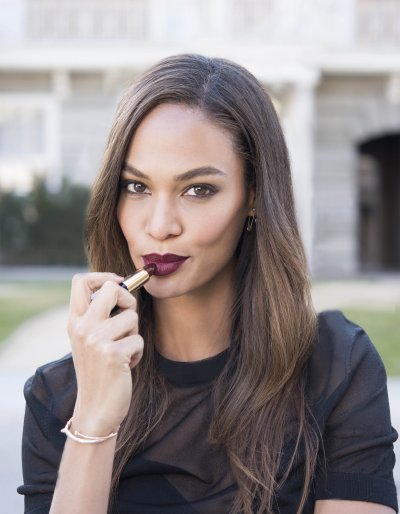 إستي لودر تقدّم أحمر شفاه Pure Color Envy Matte Lipstick بالتّعاون مع عارضة الأزياء وممثّلة العلامة جوان سمولز